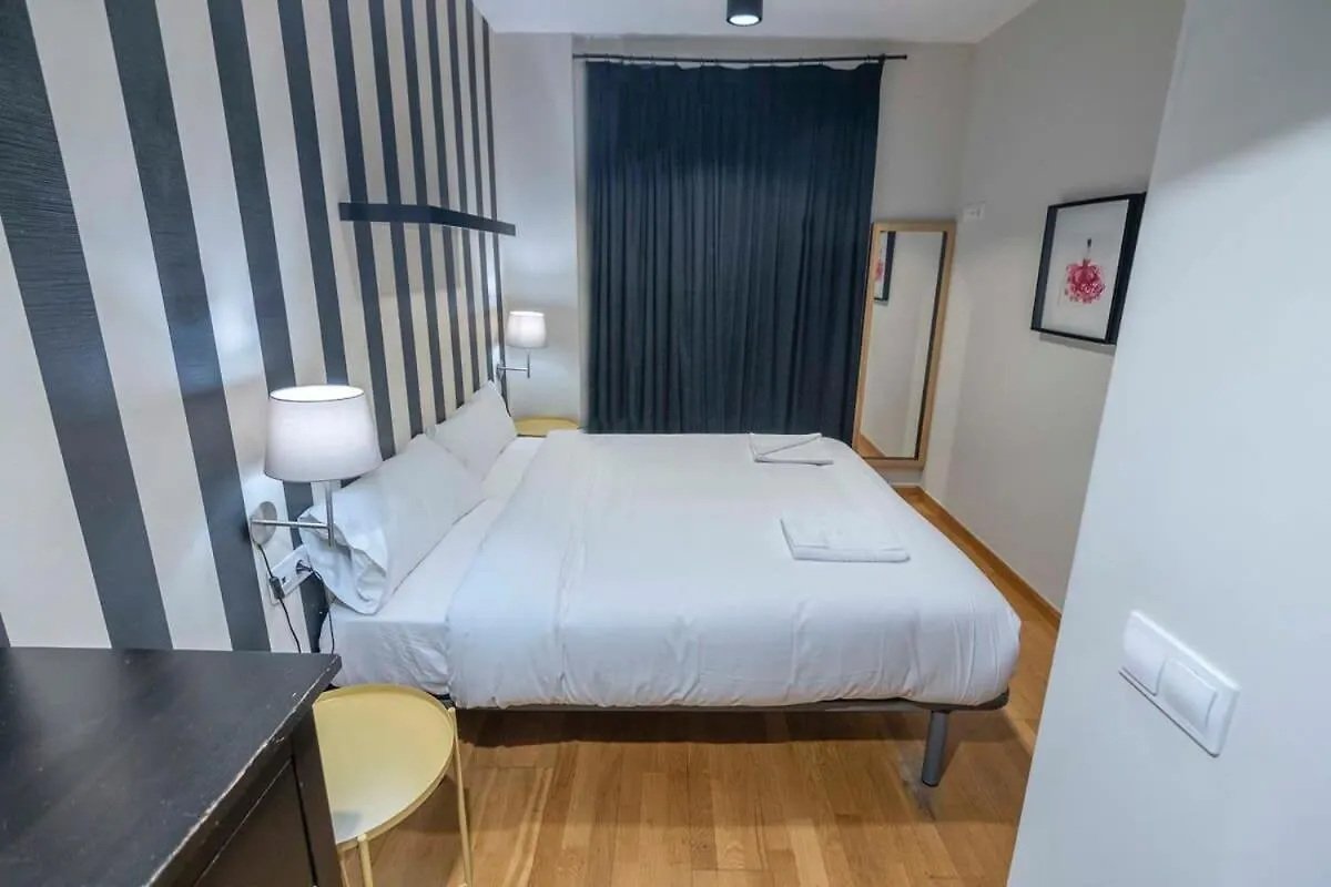 Daire 2 Bedroom With Balcony In Eixample 4-2 Barselona